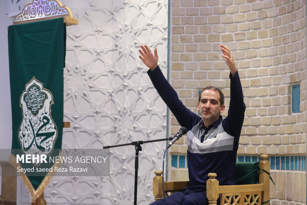 محمد صادق شهبازی در  حال سخنرانی در مراسم اجتماع دانشجویان هیات مکتب الزهرا دانشگاه صنعتی امیرکبیر است