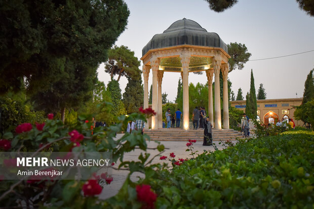 گلباران آرامگاه حافظ شیرازی