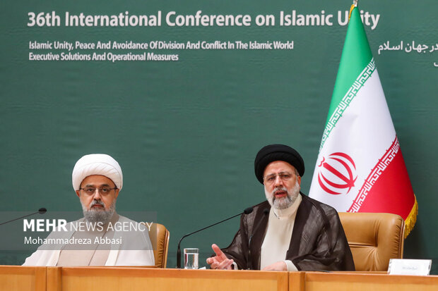 حجت الاسلام سید ابراهیم رئیسی، رئیس جمهور در حال سخنرانی در سی و ششمین کنفرانس بین‌المللی وحدت اسلامی است