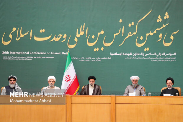 حجت الاسلام سید ابراهیم رئیسی، رئیس جمهور در حال سخنرانی در سی و ششمین کنفرانس بین‌المللی وحدت اسلامی است