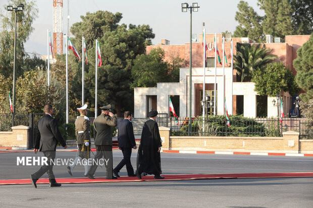 مراسم بدرقه حجت الاسلام سید ابراهیم رئیسی رئیس جمهور پیش از عزیمت به شهر آستانه پایتخت قزاقستان به منظور شرکت در اجلاس سیکا بعدازظهر امروز چهارشنبه ۲۰ مهر ماه ۱۴۰۱ در پاویون جمهوری اسلامی برگزار شد