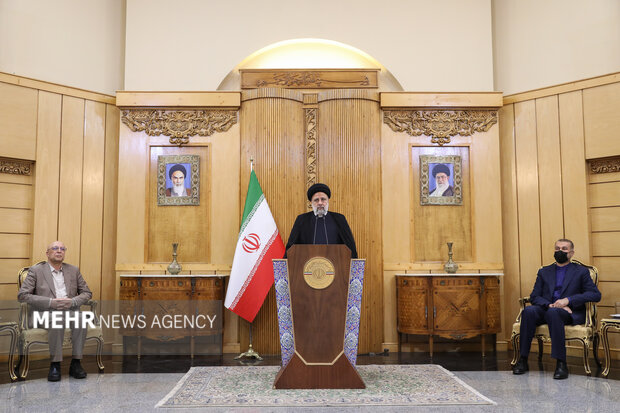 حجت الاسلام سید ابراهیم رئیسی رئیس جمهور در حال سخنرانی و تشریح اهداف سفر  به قزاقستان است