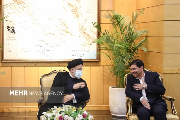 حجت الاسلام سید ابراهیم رئیسی رئیس جمهور و محمد مخبر معاون اول رئیس جمهور در حال گفتگو با یکدیگر هستند