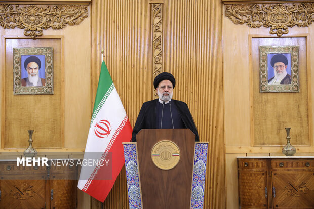 حجت الاسلام سید ابراهیم رئیسی رئیس جمهور در حال سخنرانی و تشریح اهداف سفر  به قزاقستان است