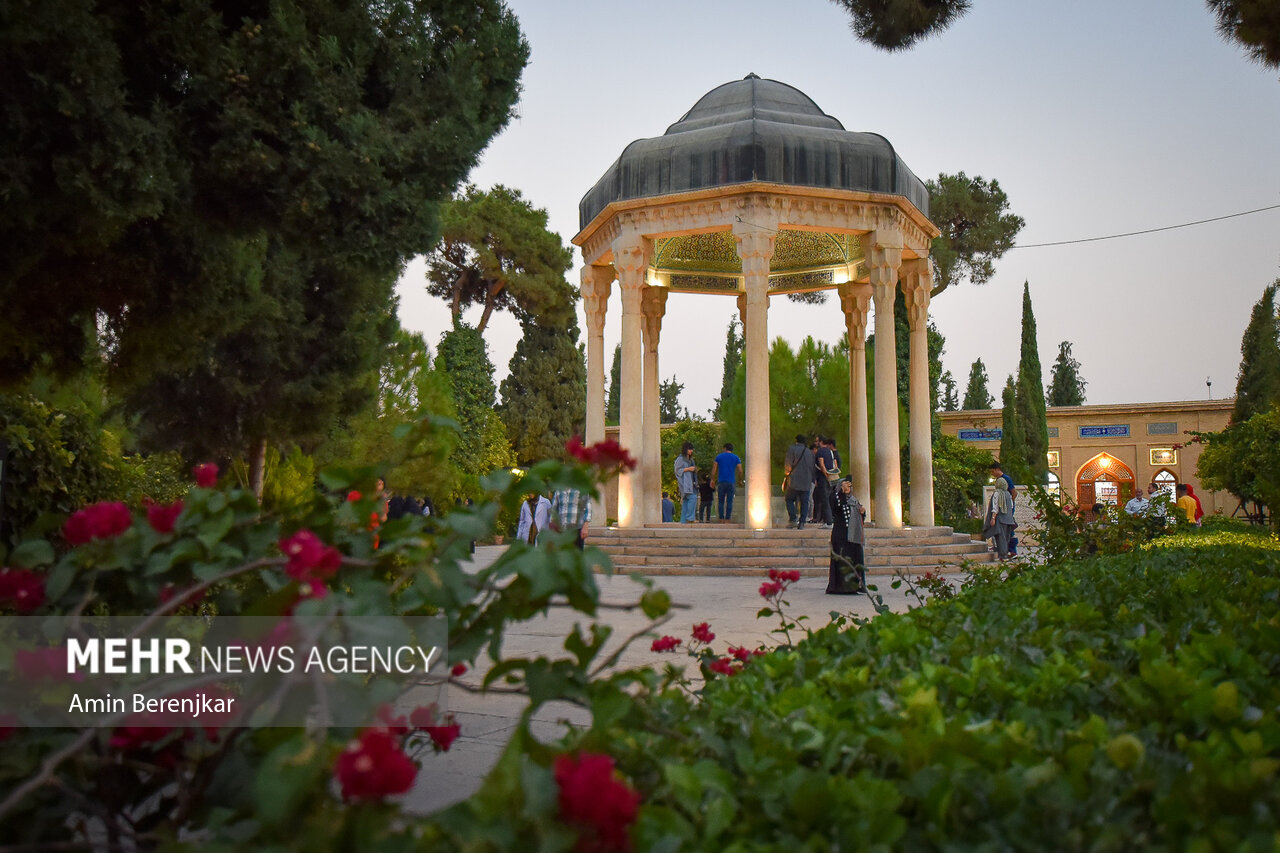 گلباران آرامگاه حافظ شیرازی