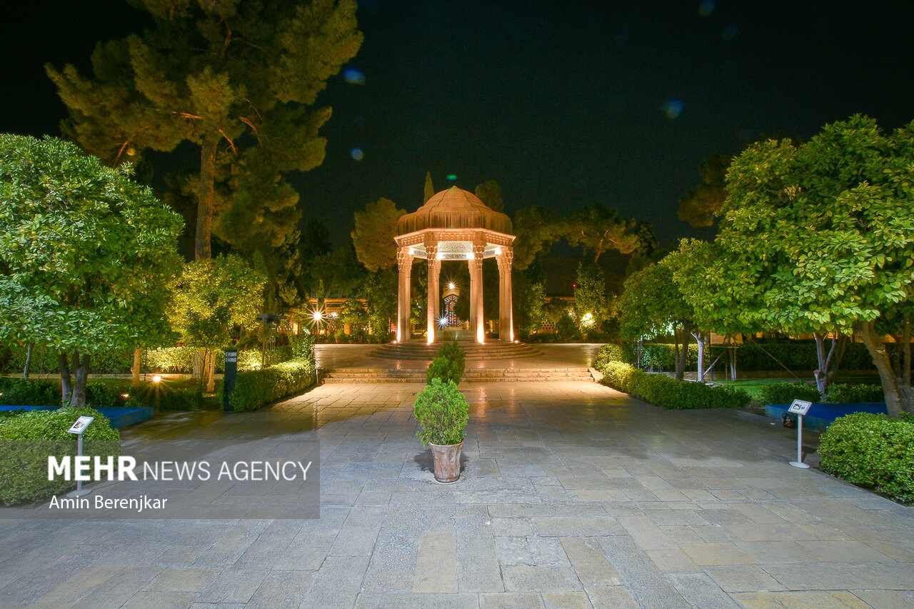 بازدید بیش از ۱۸۵هزار گردشگر از آرامگاه حافظ شیرازی در ایام نوروز