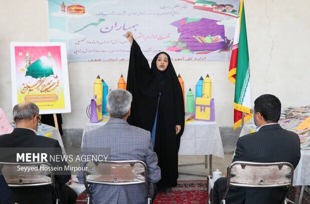 توزیع 5 هزار بسته لوازم التحریر بین کودکان کار 21