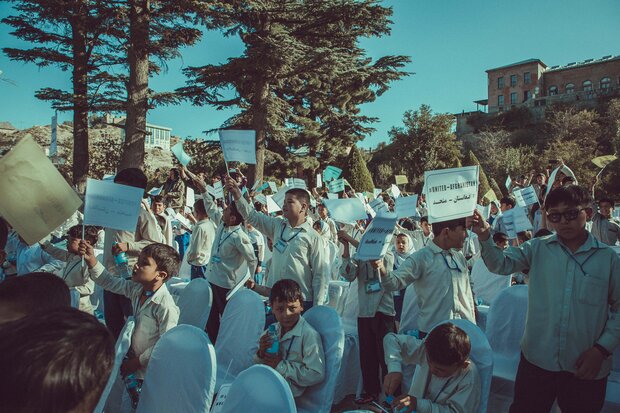 دانش‌آموزان افغانستانی فریاد «افغانستان متحد» سر دادند + عکس