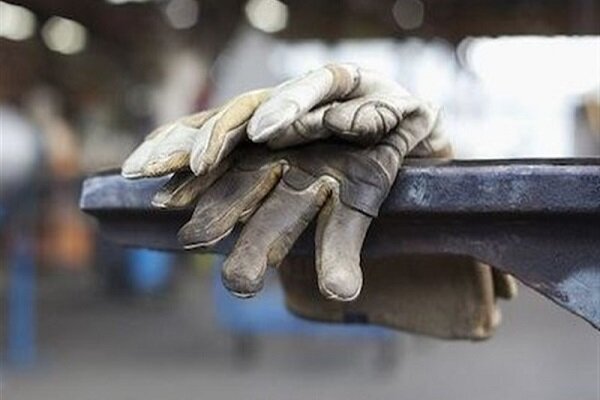 کارگران استان سمنان سختی کار می‌گیرند 