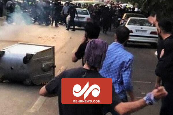 لحظه حمله اغتشاشگران با چاقو به مامور  پلیس در ایلام