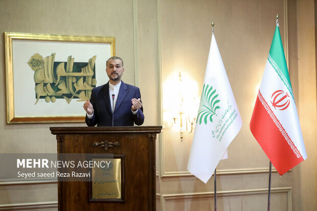 حسین امیرعبداللهیان، وزیر امور خارجه در حال سخنرانی در مراسم نشست  وزیر امور خارجه با مهمانان سی‌وششمین کنفرانس بین المللی وحدت اسلامی است