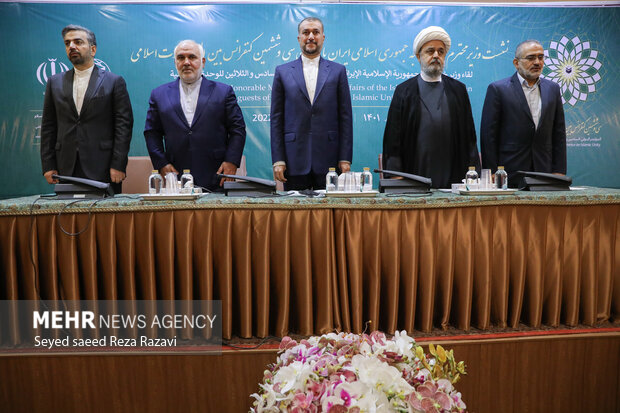 حسین امیرعبداللهیان، وزیر امور خارجه و سایر مدعوین در حال ادای احترام به سرود مقدس جمهوری اسلامی ایران هستند 