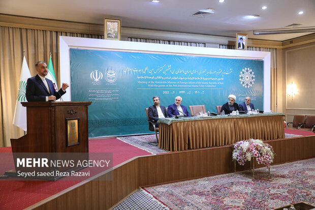 حسین امیرعبداللهیان، وزیر امور خارجه در حال سخنرانی در مراسم نشست  وزیر امور خارجه با مهمانان سی‌وششمین کنفرانس بین المللی وحدت اسلامی است