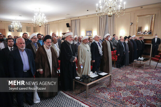 مدعوین در حال ادای احترام به سرود مقدس جمهوری اسلامی ایران هستند