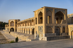 İsfahan kentinin tarihi köprüsü: Hacu Köprüsü