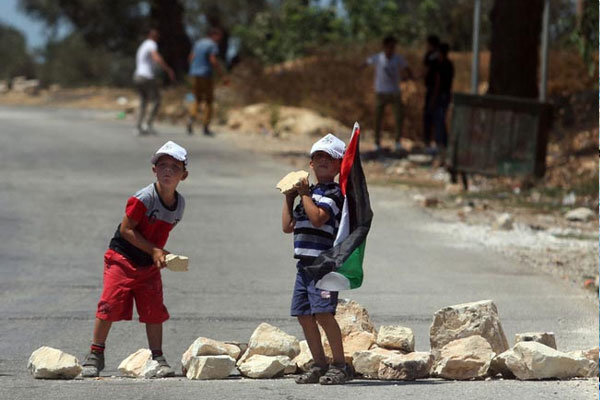 چرا کودکان فلسطینی سنگ پرتاب می کنند؟