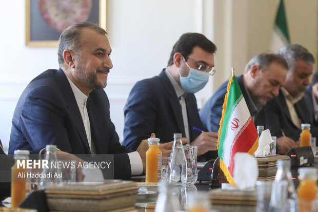 حسین امیر عبدالهیان زیر امور خارجه کشورمان در دیدار با الاعرجی  وزیر و مشاور امنیت ملی عراق حضور دارد