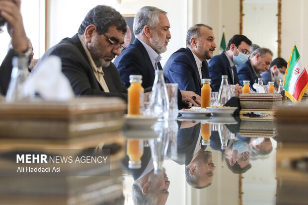 حسین امیر عبدالهیان زیر امور خارجه کشورمان در دیدار با الاعرجی  وزیر و مشاور امنیت ملی عراق حضور دارد
