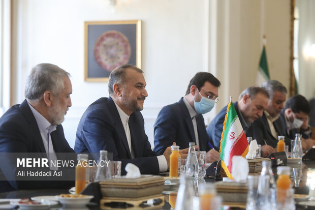 حسین امیر عبدالهیان زیر امور خارجه کشورمان در دیدار با الاعرجی  وزیر و مشاور امنیت ملی عراق حضور دارد