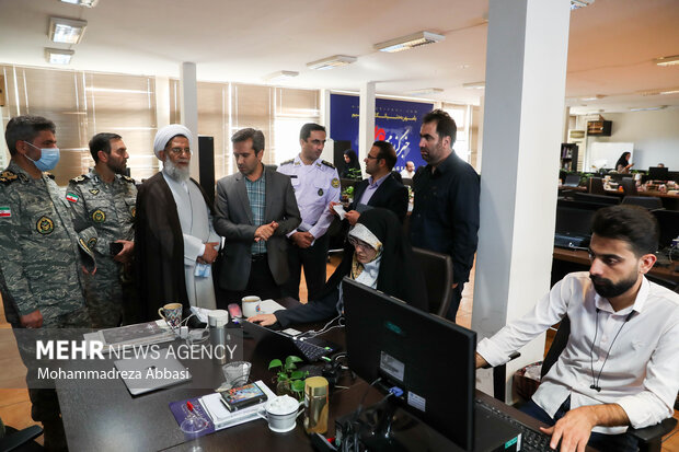 حجت الاسلام عباس محمدحسنی رئیس سازمان عقیدتی سیاسی ارتش جمهوری اسلامی ایران در حال بازدید از تحریریه خبرگزاری مهر است