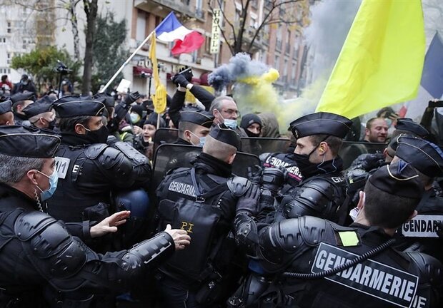 سرکوب خشونت‌آمیز اعتراضات مردمی در فرانسه