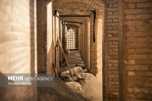 پل خواجو در حصار جانپناه/دخل و تصرف بنای تاریخی خلاف قانون است