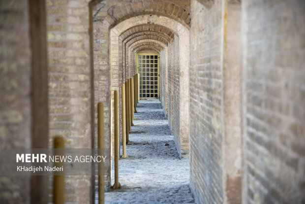 پل خواجو در حصار جانپناه/دخل و تصرف بنای تاریخی خلاف قانون است