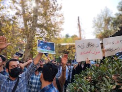 روایتی از تجمع دیروز دانشگاه تهران/ دانشجویان معترض حاضر به صحبت نشدند