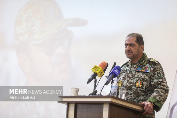 امیر سرتیپ احمد صادق نژاد فرمانده پدافند هوایی نیروی هوایی ارتش در حال سخنرانی در همایش علم و فن آوری در دفاع مقدس است