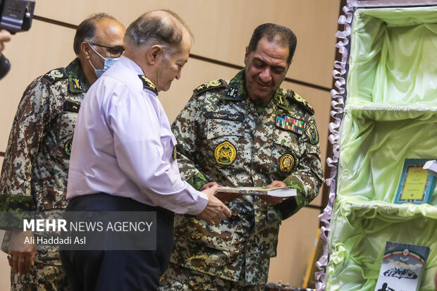 امیر احمد صادق نژاد فرمانده پدافند هوایی نیروی هوایی ارتش در حال رونمایی آثار تازه منتشر شده در  همایش علم و فن آوری در دفاع مقدس است