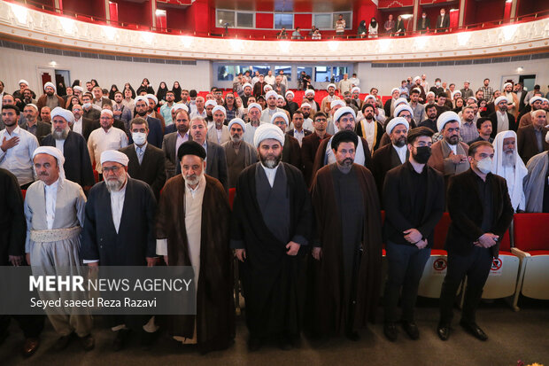 حجت‌الاسلام محمد قمی رئیس سازمان تبلیغات اسلامی و سایر مدعوین در حال ادای احترام به سرود مقدس جمهوری اسلامی ایران هستند