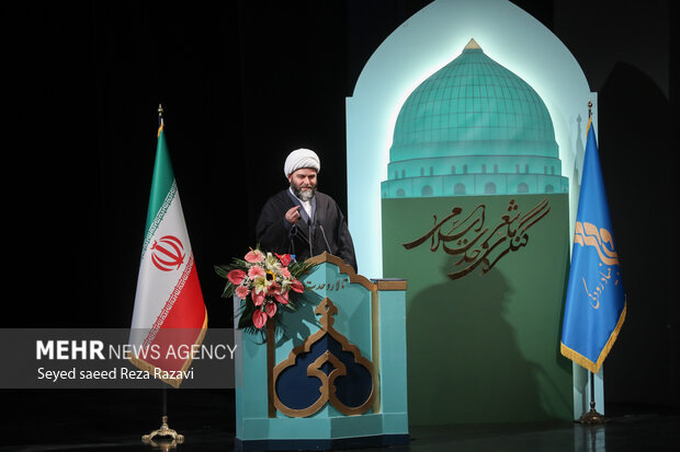 حجت‌الاسلام محمد قمی رئیس سازمان تبلیغات اسلامی در حال سخنرانی در مراسم اختتامیه کنگره ملی شعر وحدت اسلامی است