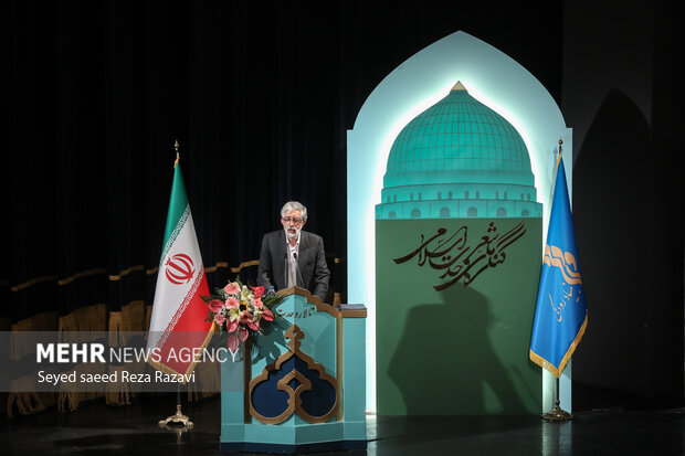 غلامعلی حدادعادل رئیس فرهنگستان زبان و ادب فارسی در حال سخنرانی در مراسم اختتامیه کنگره ملی شعر وحدت اسلامی است