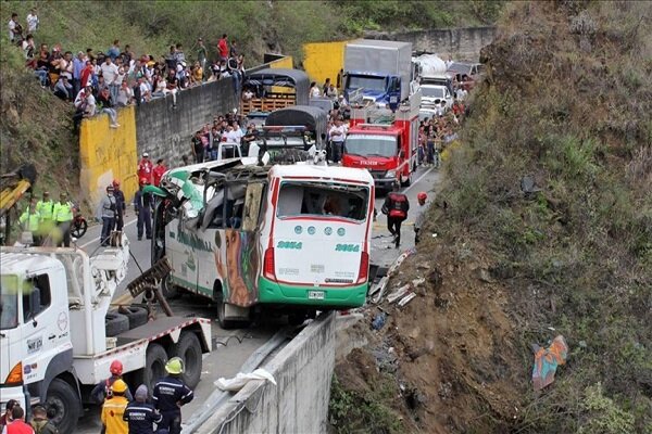واژگونی اتوبوس در کلمبیا/ ۳۵ نفر کشته و زخمی شدند