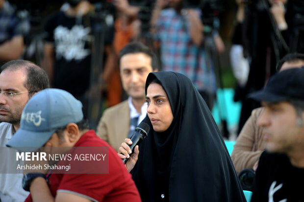 خبرنگار مهر در حال پرسیدن سوال از سید حمید سجادی وزیر ورزش و جوانان در نشست خبری است