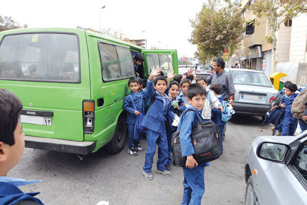 کمبود سرویس مدارس دامن‌گیر والدین بوشهری/ هیچکس مسئولیت نمی‌پذیرد