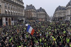 اشتباكات بين شرطة فرنسا ومحتجين يطالبون بزيادة الأجور