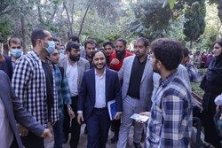 سخنگوی دولت در جمع دانشجویان معترض دانشگاه علامه طباطبایی حاضر شد