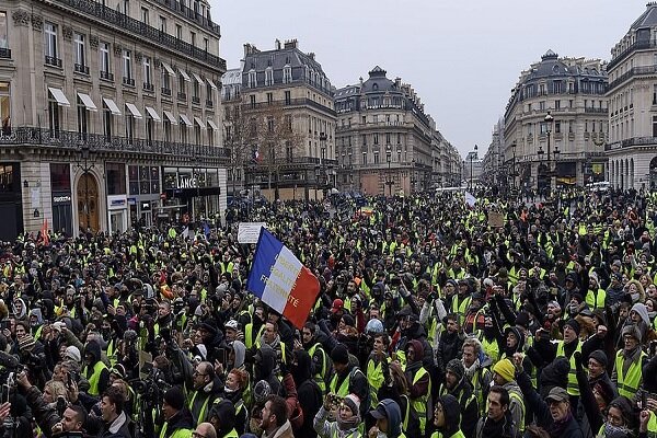 تظاهرات گسترده فرانسویان با دخالت پلیس به خشونت کشیده شد + فیلم