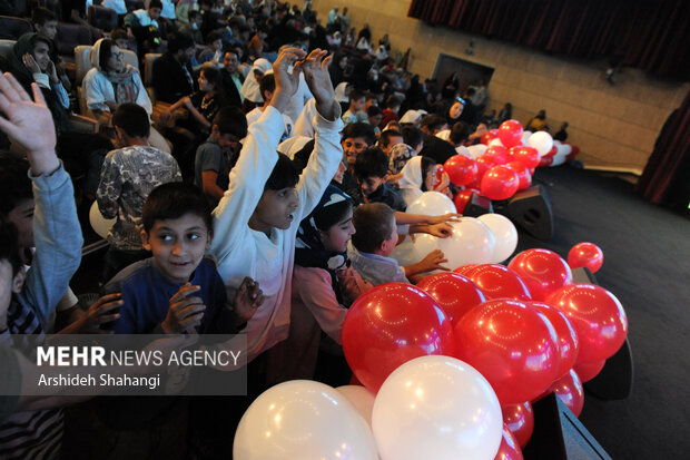 جشن ویژه هفته ملی کودک همزمان با هفته وحدت با عنوان گل‌های بهشت محمد (ص) پیش از ظهر امروز با حضور بیش از یک هزار نفر از کودکان کار برگزار شد