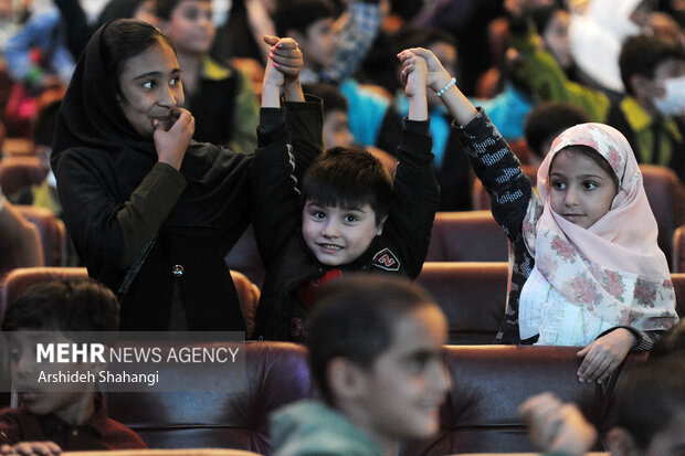 جشن ویژه هفته ملی کودک همزمان با هفته وحدت با عنوان گل‌های بهشت محمد (ص) پیش از ظهر امروز با حضور بیش از یک هزار نفر از کودکان کار برگزار شد