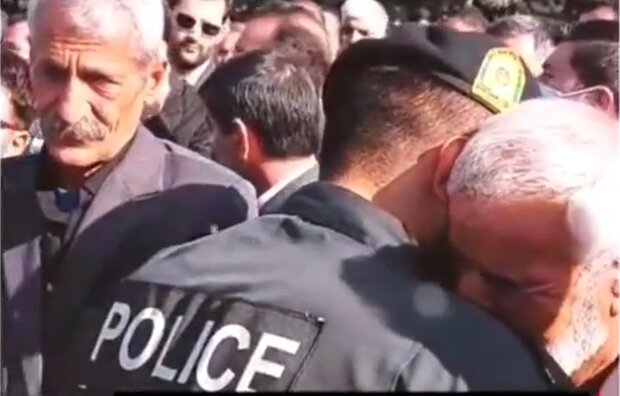 اشک‌های پدر شهید در آغوش پلیس!