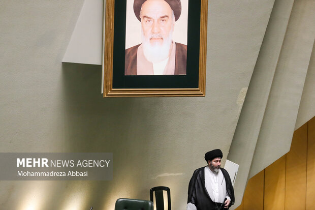 حجت الاسلام کاظم موسوی، نماینده اردبیل در مجلس در جلسه رأی اعتماد به وزیر پیشنهادی وزارت تعاون، کار و رفاه اجتماعی حضور دارد