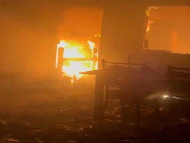 کراچی کے فلیٹ میں خوفناک آتشزدگی سے باپ، بیٹا اور بیٹی سمیت5 افراد جھلس گئے