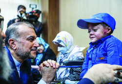 Iran FM visits EB patients who fell victim to sanctions