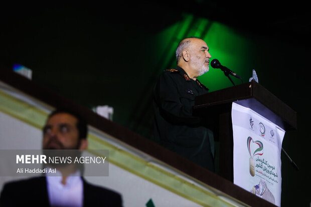 سردار حسین سلامی فرمانده کل سپاه پاسداران در حال سخنرانی در دومین کنگره ملی شهدای ورزش کشور است