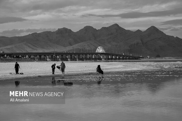 حکایت شوربختی بزرگترین دریاچه ایران/ وعدههایی که نمک روی زخم است