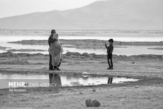 حکایت شوربختی بزرگترین دریاچه ایران/ وعدههایی که نمک روی زخم است