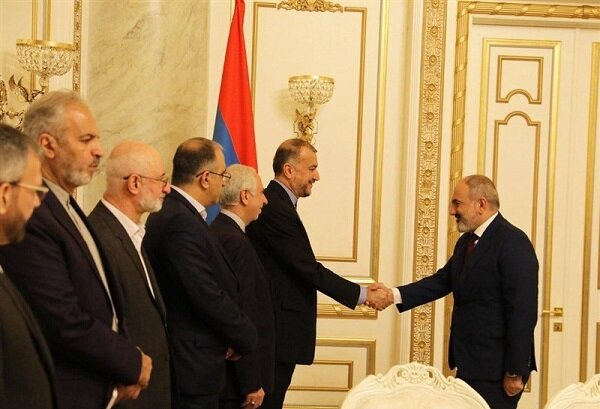 Emir Abdullahiyan, Erivan'da Paşinyan ile görüştü
