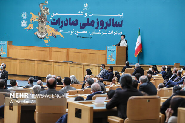 حجت الاسلام سید ابراهیم رئیسی رئیس جمهور در حال سخنرانی در مراسم بیست و ششمین سالروز ملی صادرات غیر نفتی است